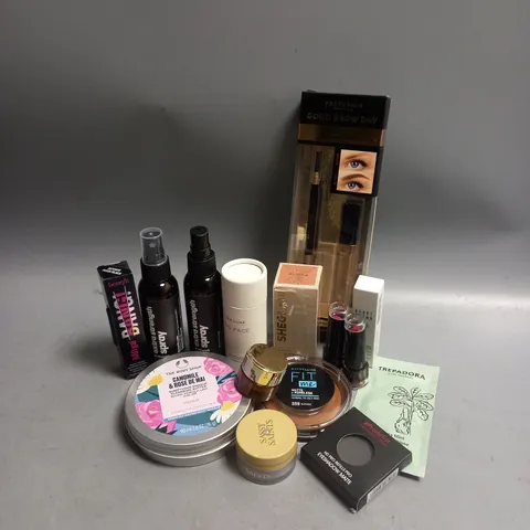 APPROXIMATELY 15 ASSORTED HEALTH AND BEAUTY PRODUCTS TO INCLUDE TAN-LUXE THE FACE SELF-TAN DROPS, BENEFIT BAD GAL BANG VOLUMISING MASCARA, PROFUSION GOOD BROW DAY KIT