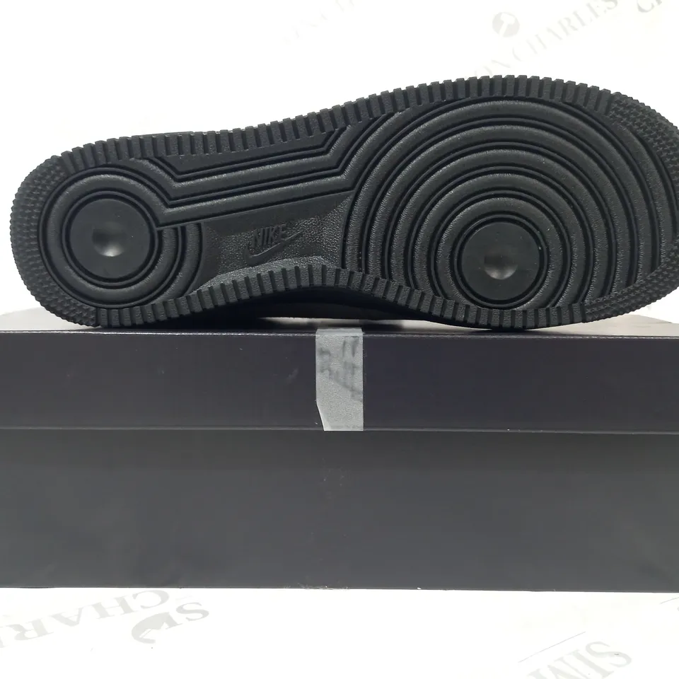 BOXED PAIR OF NIKE AIR FORCE 1 '07 LV8 SHOES IN COOL GREY UK SIZE 10