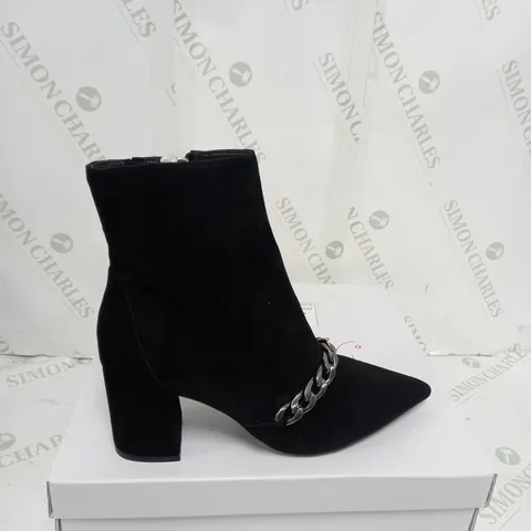 BOXED BEN DE LISI CHAIN LINK ANKLE BOOTS SIZE 6