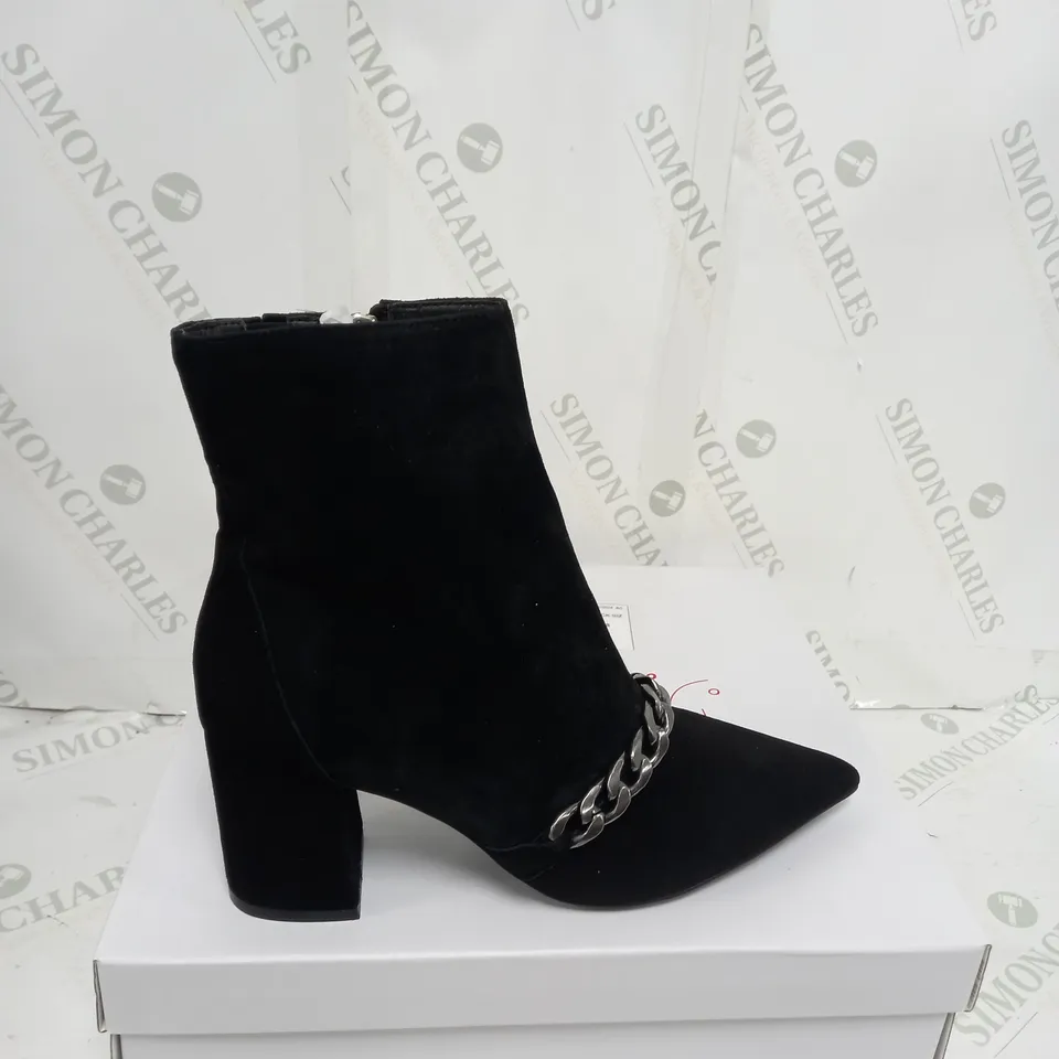 BOXED BEN DE LISI CHAIN LINK ANKLE BOOTS SIZE 6