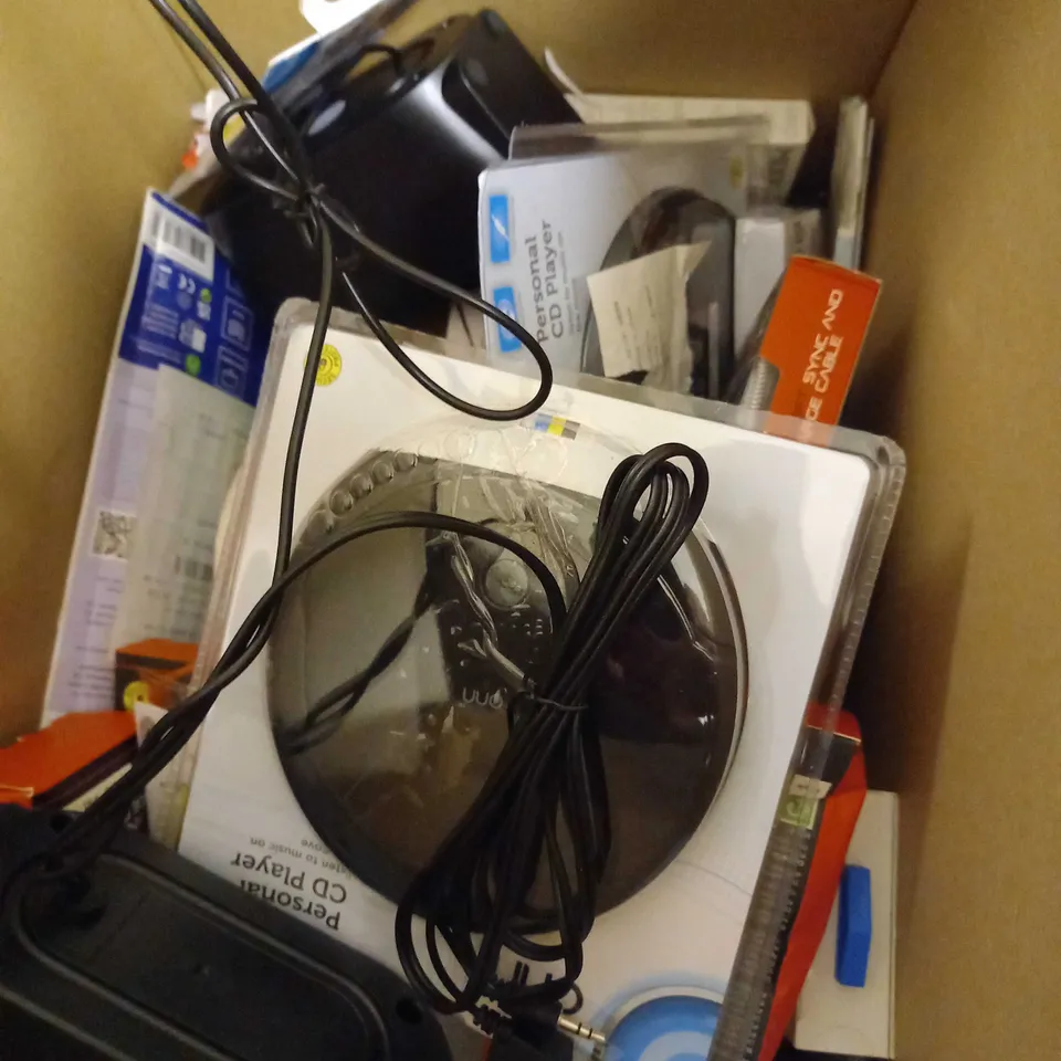 LOT OF APPROX 20 ASSORTED ELECTRICAL ITEMS TO INCLUDE PC HEADSET, CHARGING ALARM CLOCK, WIRED HEADPHONES, ETC