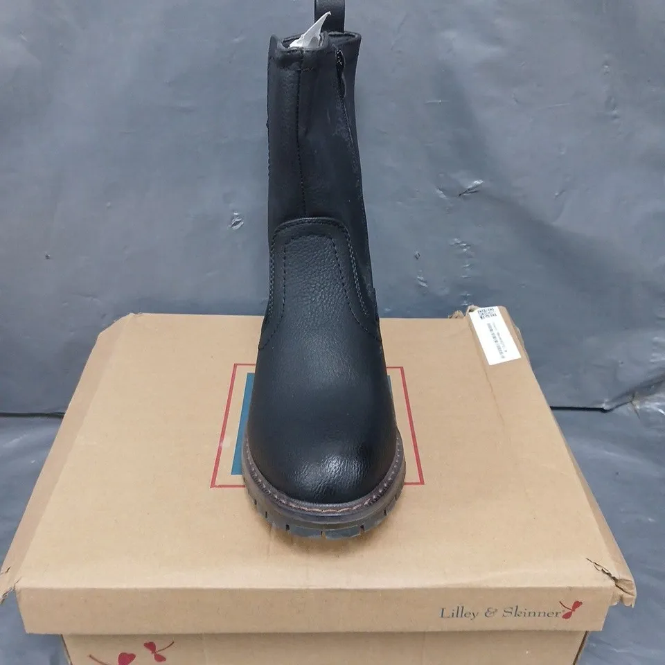 BOXED PAIR OF LILLEY & SKINNER OTTAWA BOOTS IN BLACK - 7.5