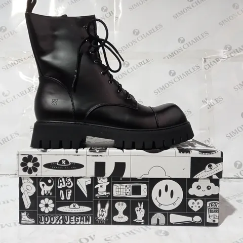 BRAND NEW BOXED PAIR OF KOI VEGAN LEATHER GIMLI MEN'S SQUARE TOE LACE UP BOOTS IN BLACK UK SIZE 11