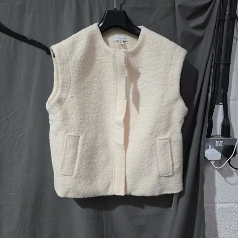 PRETTY LAVISH CREAM SHERPA GILET WITH POCKETS – INCLUDES MATCHING SLEEVES