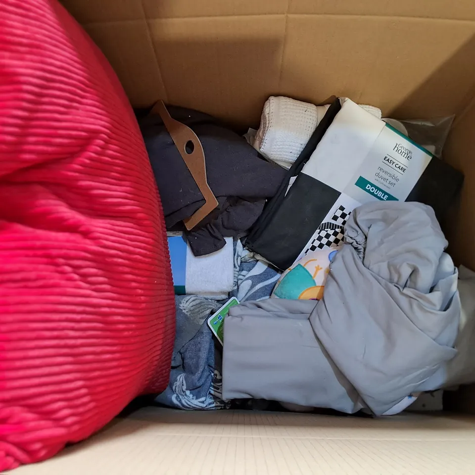 LOT OF APPROXIMATELY 20 ASSORTED BEDDING AND SOFT FURNISHING ITEMS TO INCLUDE BATH MAT, DUVETS AND FILLED CUSHIONS 