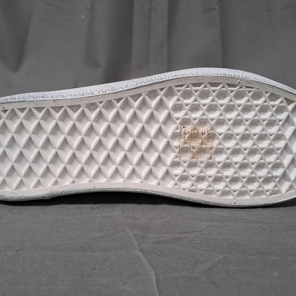 BOXED PAIR OF CHICMUSE SHOES IN WHITE W. GOLD AND BLACK GLITTER EFFECT EU SIZE 36