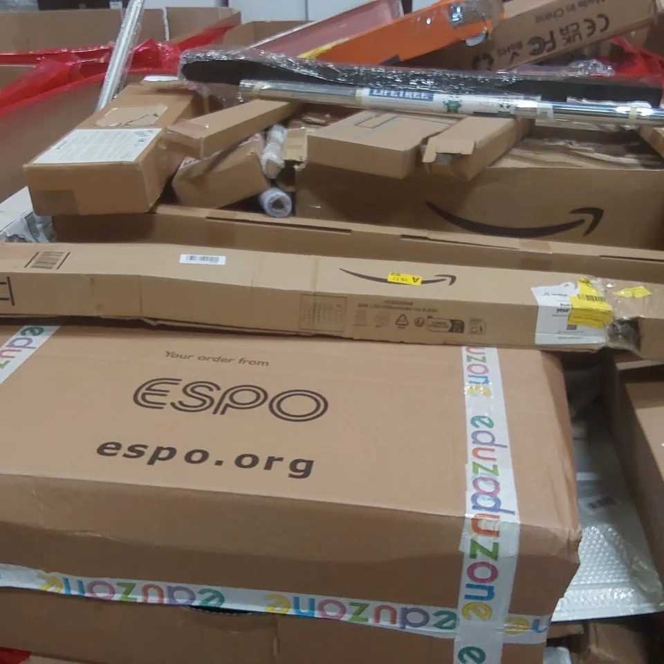 PALLET CONTAINING A LARGE QUANTITY OF ASSORTED ITEMS INCLUDING: MEDICAL AIR BOOT, FLUORESCENT REPTILE LAMP, BABY BED RAIL, DOOR BRACE ECT