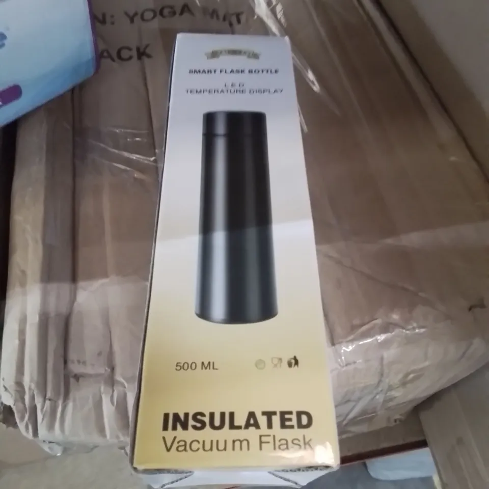 LOT TO CONTAIN APPROXIMATELY 25 ITEMS TO INCLUDE A CAMPING BED, GARDEN FENCE EDGING, CABIN SIZE SUITCASE, POOL COVER, MULTI PURPOSE TORCH, GARDEN KNEELER ETC.