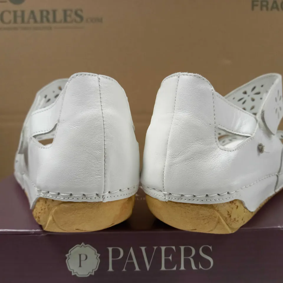 BOXED PAVERS WHITE SANDALS - SIZE 5.5