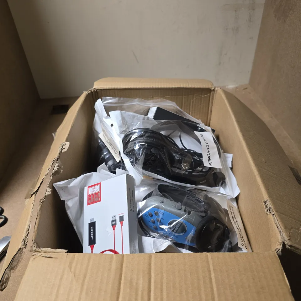 BOX OF APPROXIMATELY 15 ASSORTED ITEMS TO INCLUDE INSIGNIA ARMBAND RADIO, PC HEADPHONES, VEN DENS 3 IN 1 FHD CABLE, HAVIT 33W GAN TRAVEL CHARGER WITH USB-C TO USB-C ETC