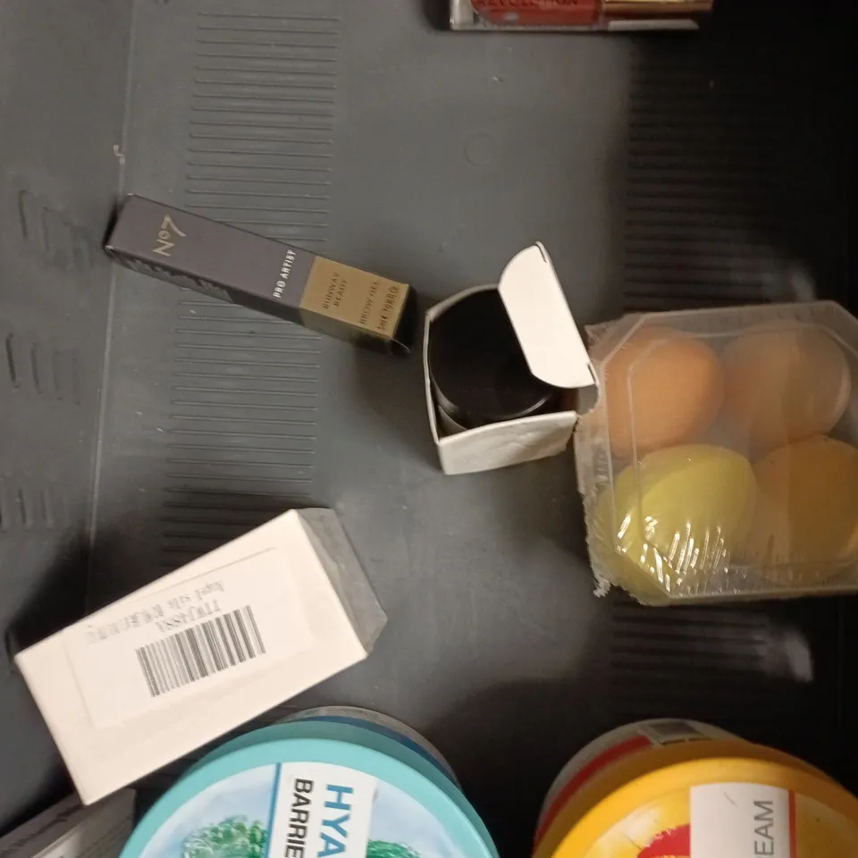 APPROXIMATELY 10 ASSORTED HEALTH & BEAUTY PRODUCTS TO INCLUDE ORAL-B BRUSH HEADS, LEG & VEIN CREAM, BODY CREAM ETC 