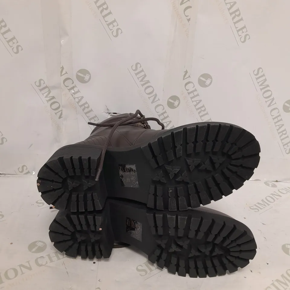 BOXED PAIR OF BEN DE LISI HIKER LEATHER BOOTS IN BROWN SIZE 5