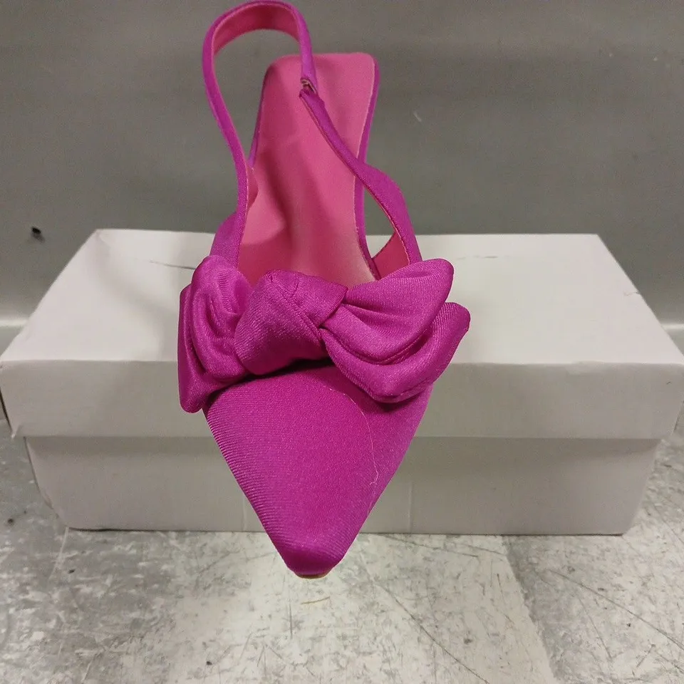BOXED PAIR OF UNBRANDED POINTED TOE HEELED SHOES IN FUCHSIA W. BOW DETAIL SIZE EU 41