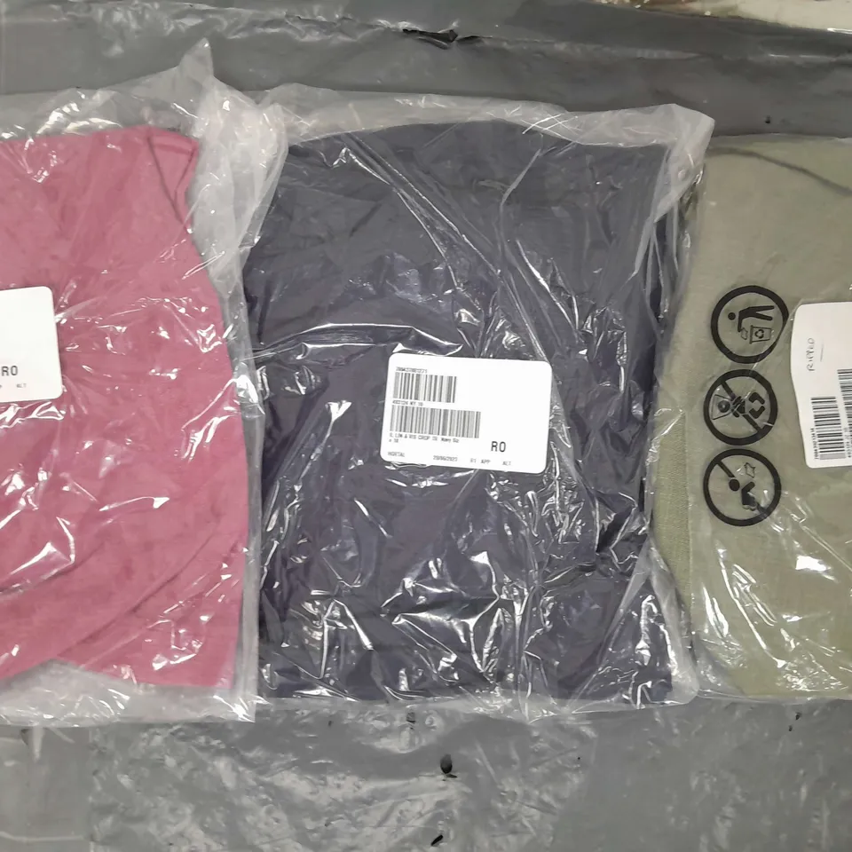 BOX OF APPROXIMATELY 15 ASSORTED CLOTHING AND FASHION ITEMS IN VARIOUS STYLES, SIZES, AND COLOURS
