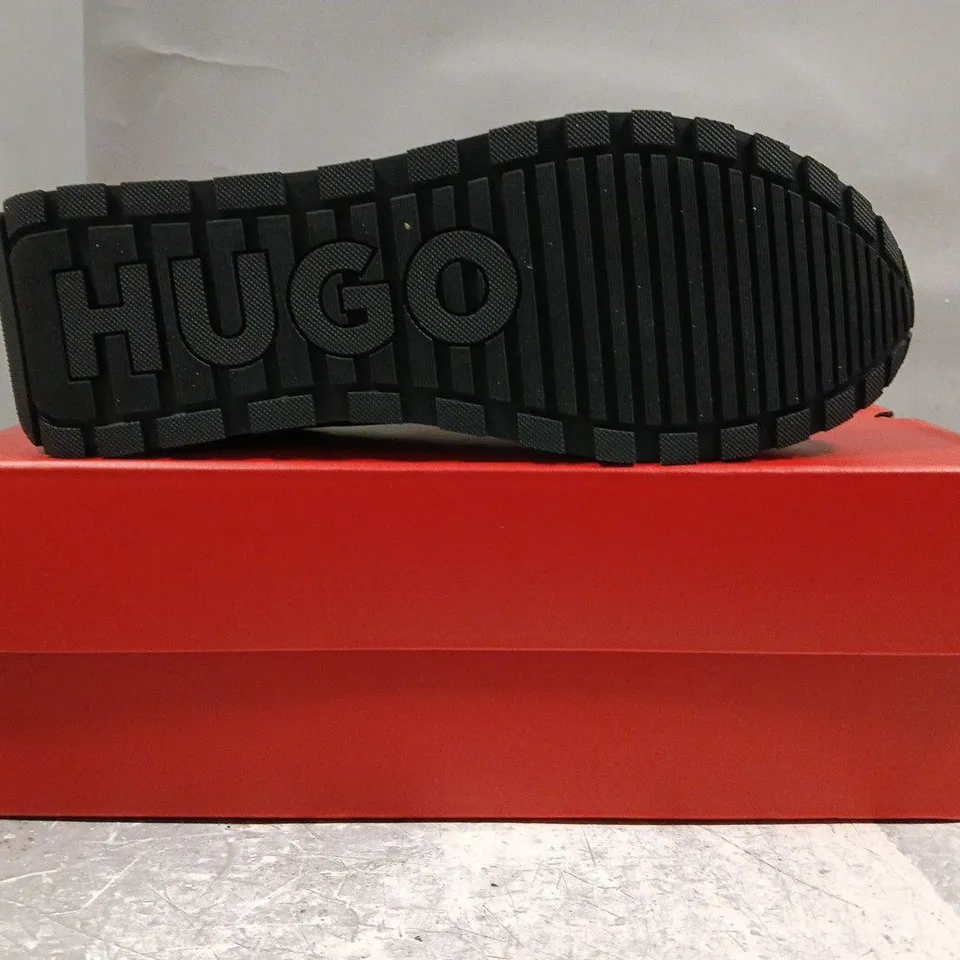 BOXED PAIR OF HUGO ICELIN RUNN PUMF SHOES IN BLACK/NAVY/WHITE SIZE UK 7