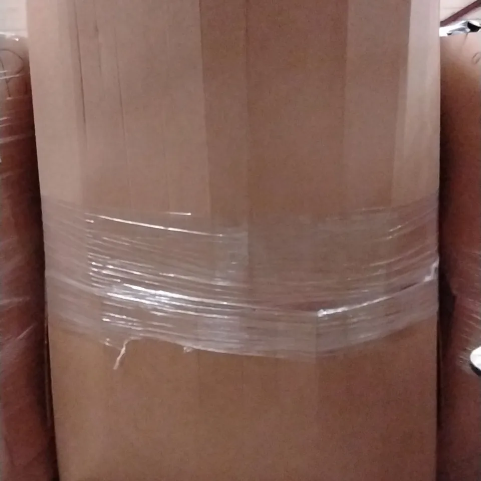 PALLET CONTAINING A LARGE QUANTITY OF PILLOWS