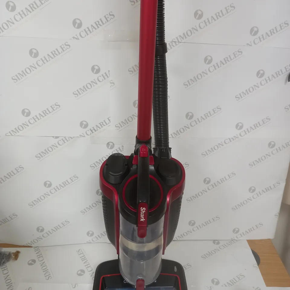 SHARK CORDLESS VACUUM CLEANER WITH ANTI HAIR WRAP & POWERFINS ICZ300UK