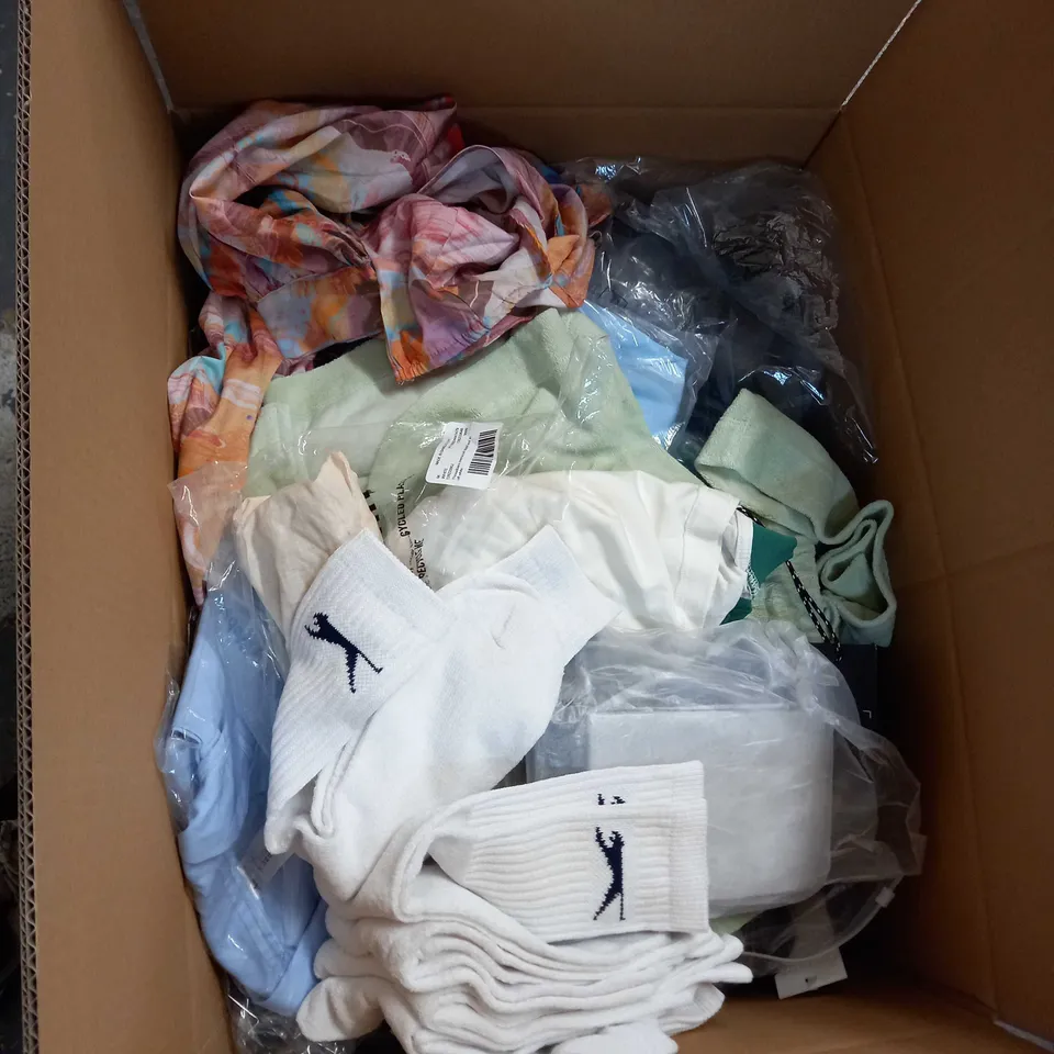 BOX OF APPROX 35 ASSORTED CLOTHING ITEMS TO INCLUDE - DRESSES, T-SHIRTS AND TROUSERS