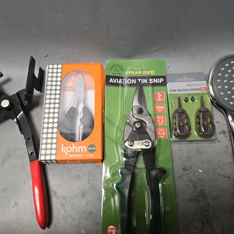 APPROXIMATELY 8 ASSORTED ITEMS TO INCLUDE - AVIATION TIN SNIP , SHOWER HEAD , DURA METHOD FEEDERS ETC