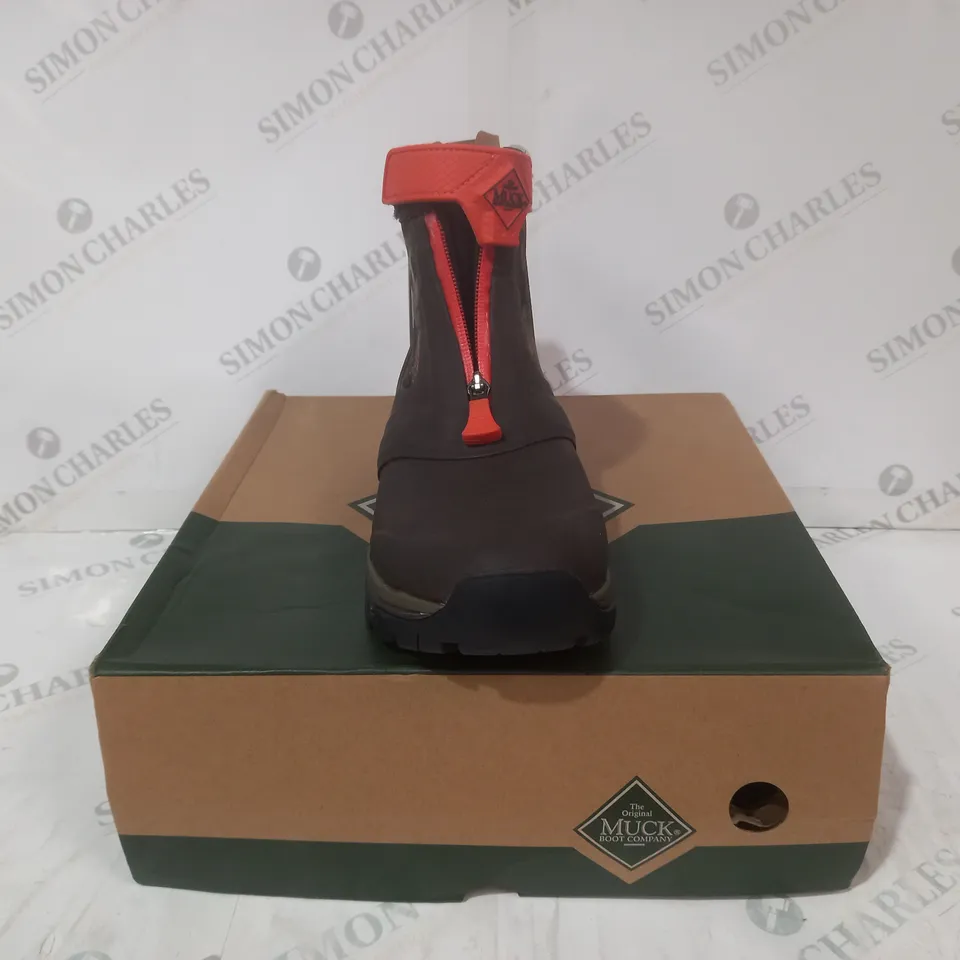 BOXED PAIR OF MUCK MEN'S APEX MID ZIP BOOTS IN BROWN UK SIZE 6