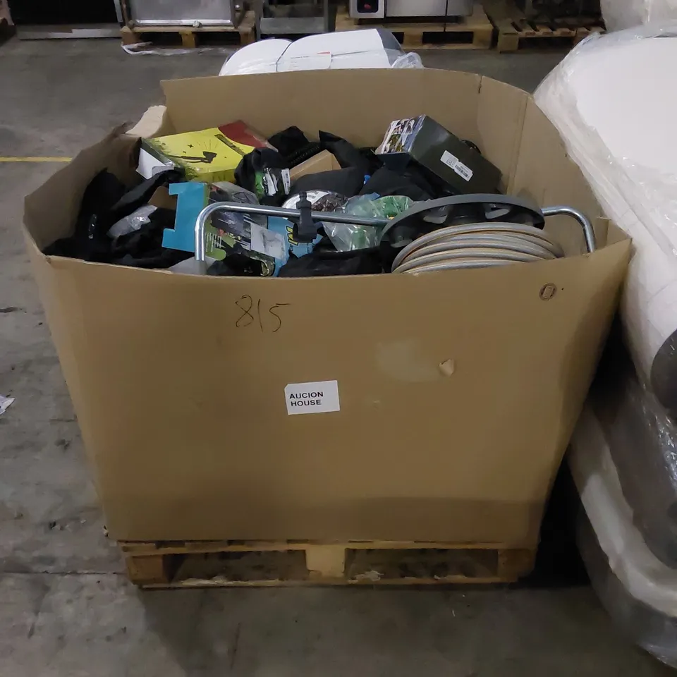 PALLET CONTAINING A LARGE ASSORTMENT OF GARDEN PRODUCTS. INCLUDES HOSEPIPES AND NOZZLES ETC 