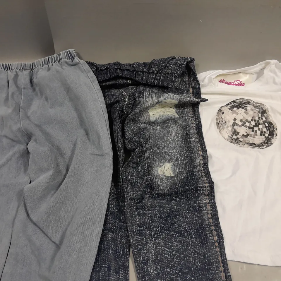 APPROXIMATELY 20 ASSORTED CHILDRENS CLOTHING PRODUCTS IN AGES RANGING FROM 5-10YRS