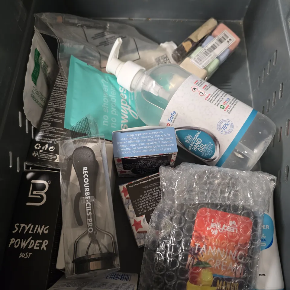 APPROXIMATEY 20 ASSORTED HEALTH AND BEAUTY PRODUCTS TO INCLUDE - SANEX SHOWER GEL - THE ORDINARY SALICYLIC ACID 2% SOLUTION - SOLTAN SUNCARE LOTION - ETC