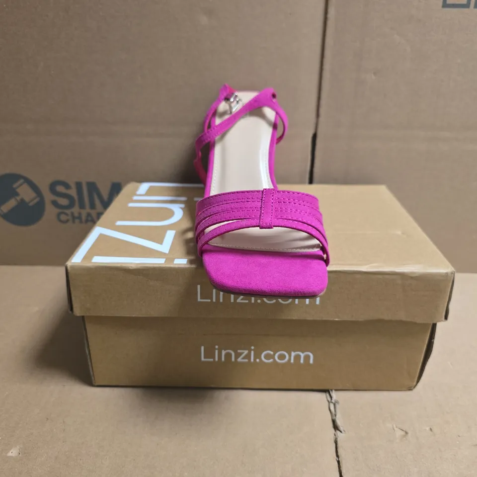 BOXED PAIR OF LINZI ANNIE 5 OPEN TOE BLOCK HEEL SANDALS IN FUCHSIA SIZE 5