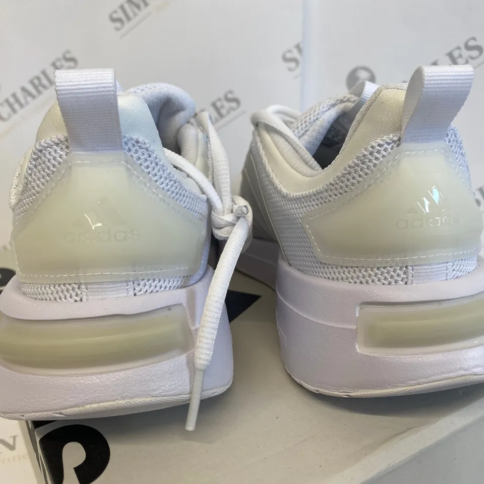 BOXED PAIR OF ADIDAS RACER TR23 WHITE TRAINERS SIZE 6