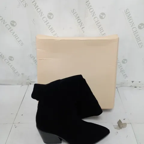 BOXED PAIR OF KNEE HIGH ZIP BLACK BOOTS SIZE 37