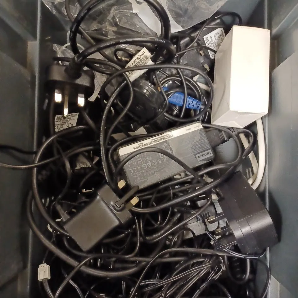 BOX OF APPROXIMATELY 25 ASSORTED NETWORK AND ELECTRICAL CABLES TO INCLUDE VARIOUS POWER SUPPLIES, CHARGING CABLES, ETHERNET CABLES ETC 