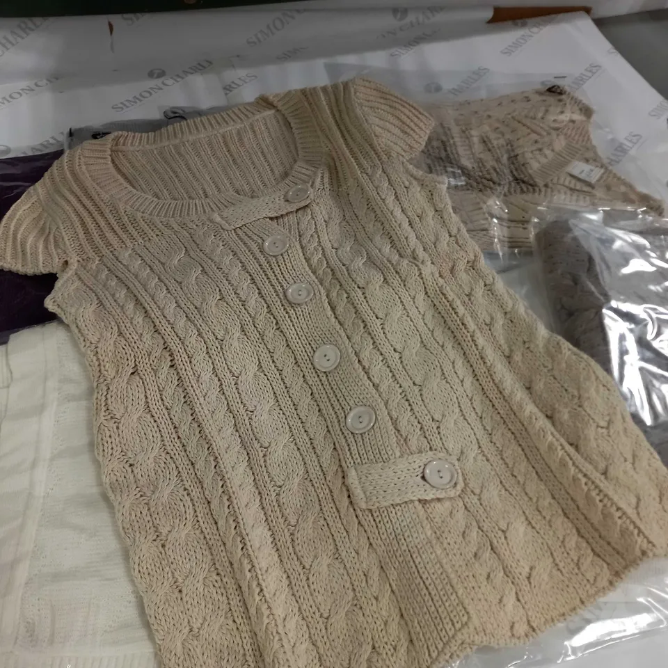 LOT OF 8 ASSORTED KNITWEAR CLOTHING ITEMS - VARIOUS SIZES