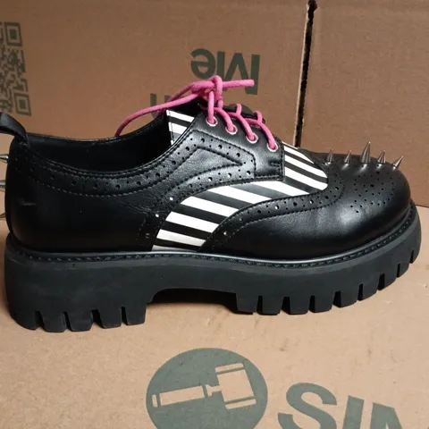 KOI WOMEN'S PLATFORM OXFORD-STYLE SHOE – BLACK LEATHER WITH PINK LACES, WHITE STRIPED PANEL, SPIKE DETAIL – UK 6
