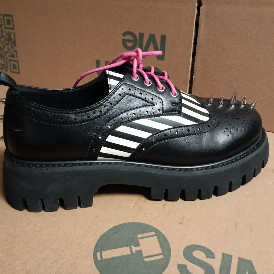 KOI WOMEN'S PLATFORM OXFORD-STYLE SHOE – BLACK LEATHER WITH PINK LACES, WHITE STRIPED PANEL, SPIKE DETAIL – UK 6