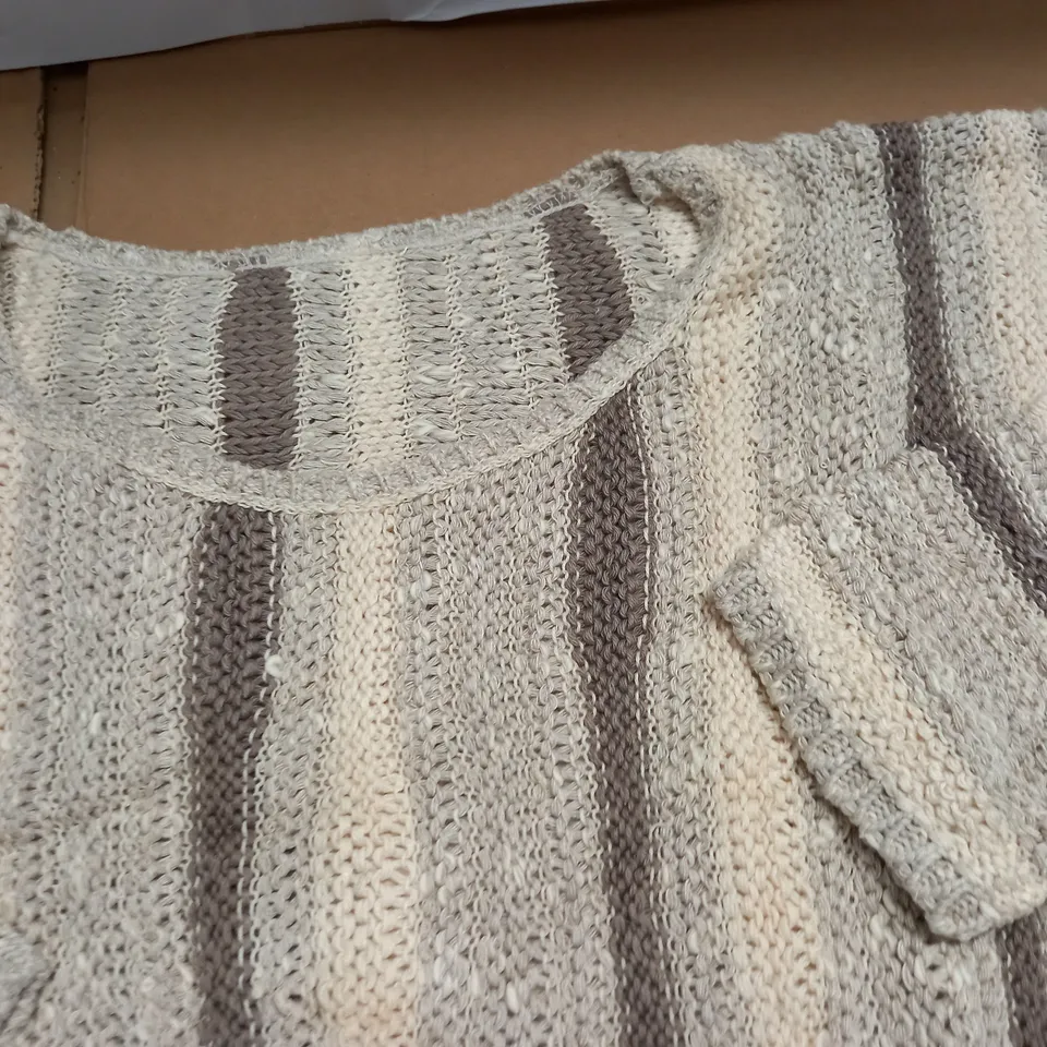 LOT OF APPROXIATELY 18 AS NEW TEXTURED KNIT STRIPED JUMPERS IN NATURAL - SIZE UNSPECIFIED