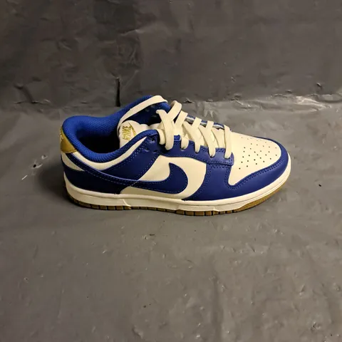 PAIR OF NIKE WOMENS DUNK LOW TRAINERS IN BLUE/WHITE SIZE UK 3