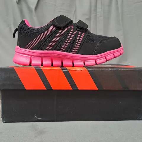 BOXED PAIR OF RDEK SUPERLIGHT AIR SPRINT KIDS TRAINERS IN BLACK/PINK SIZE 11