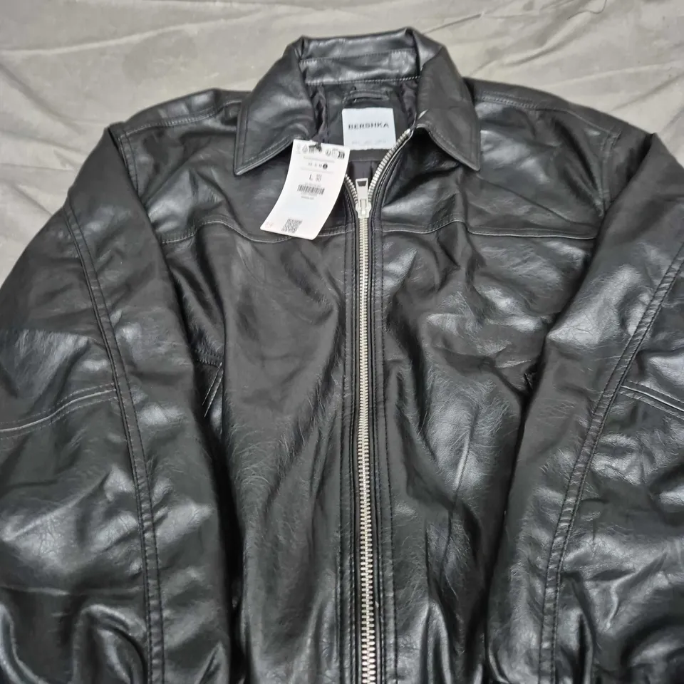 BERSHKA BLACK FAUX LEATHER BOMBER JACKET – ZIP FRONT SIZE L