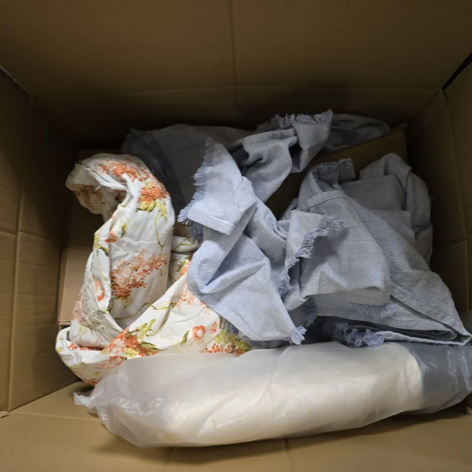 APPROXIMATELY 15 ASSORTED HOUSEHOLD ITEMS TO INCLUDE GREY MAILERS, GREYHOUND CALENDERS, COOKING POT, ETC - COLLECTION ONLY