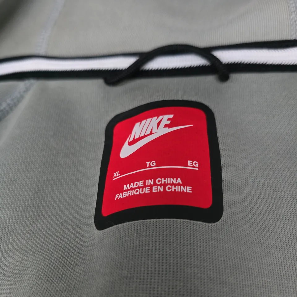 NIKE GREY ZIP HOODIE – SIZE XL