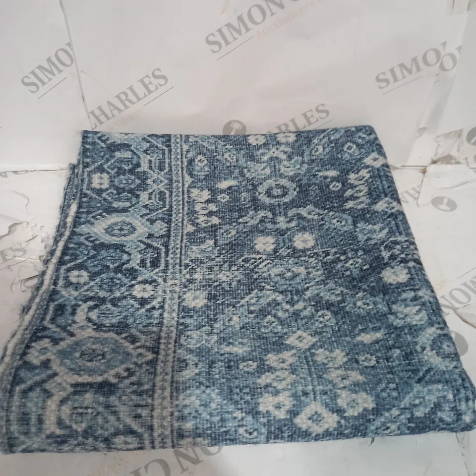 BLUE AND WHITE RUG 60X120CM
