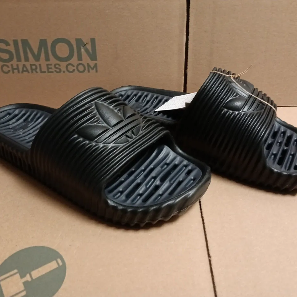 BOXED PAIR OF ADIDAS ADILETTE 25 SLIDERS IN BLACK SIZE UK 10