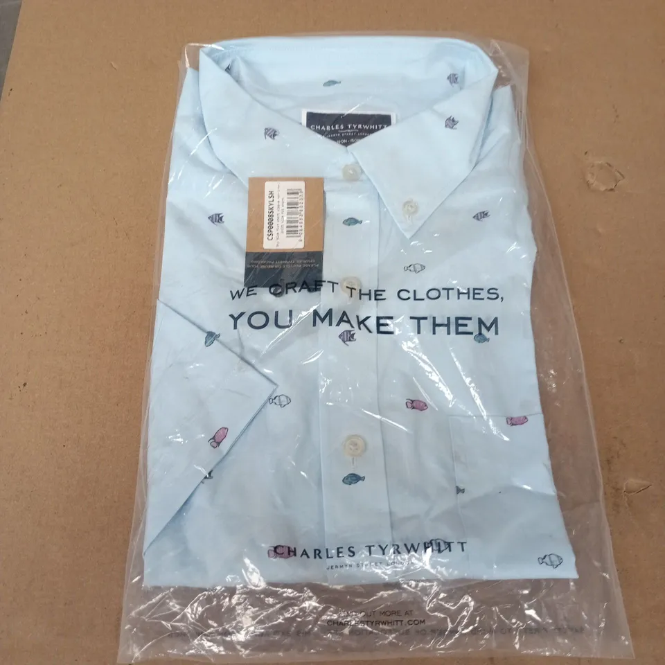 BAGGED CHARLES TYRWHITT SKY BLUE FISH SHORT SLEEVE NON-IRON PINT SLIM FIT SHIRT - LARGE