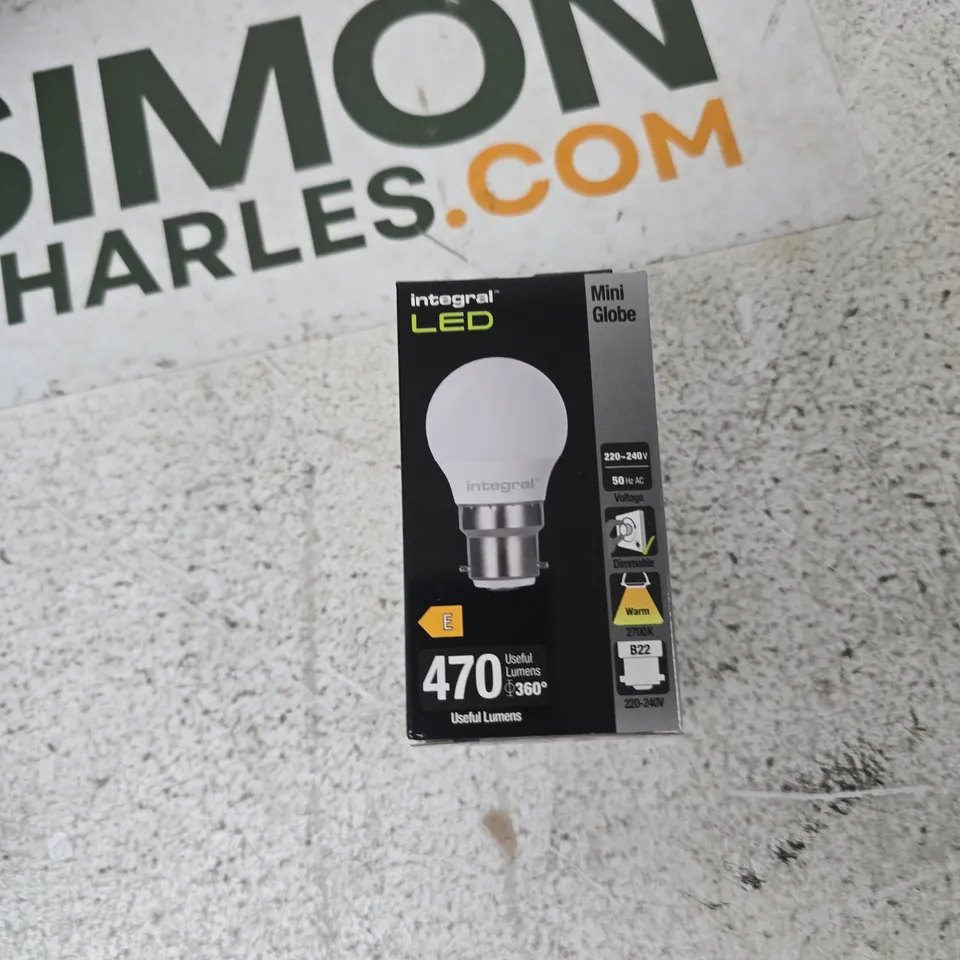 TOTE OF APPROXIMATELY 12 ASSORTED ITEMS TO INCLUDE: LED B22 LIGHT BULB 