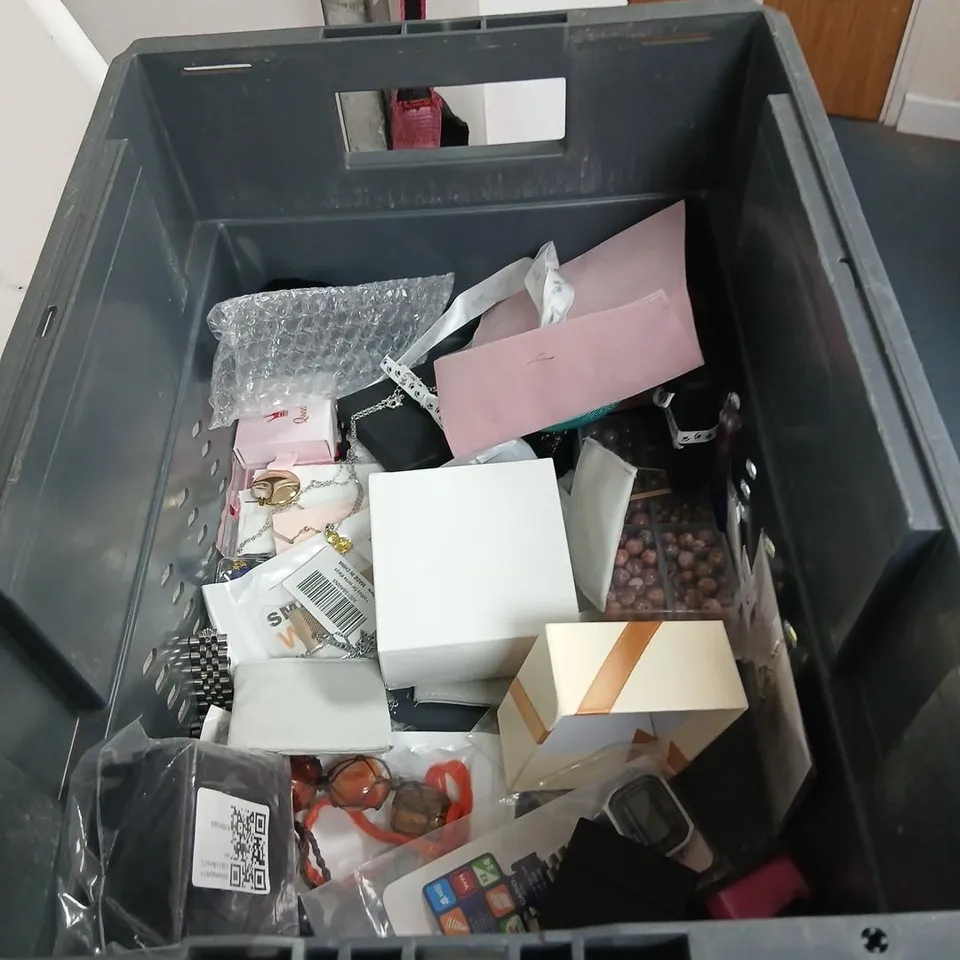 LARGE QUANTITY OF ASSORTED JEWELLERY AND ACCESSOIRES