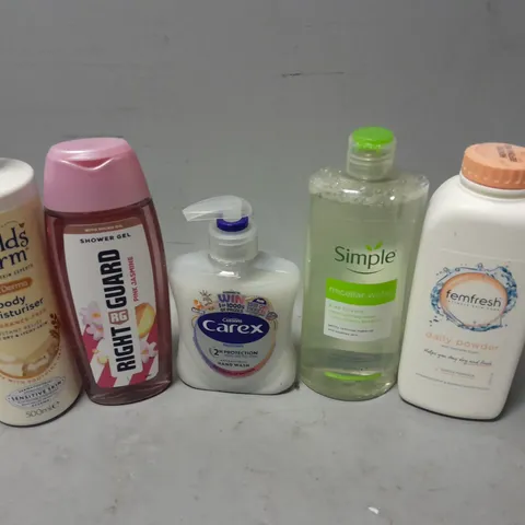 APPROXIMATELY 20 ASSORTED HEALTH & BEAUTY ITEMS TO INCLUDE - CHILD'S FARM MOISTURISER, CAREX HANDWASH AND RIGHT GUARD SHOWER GEL