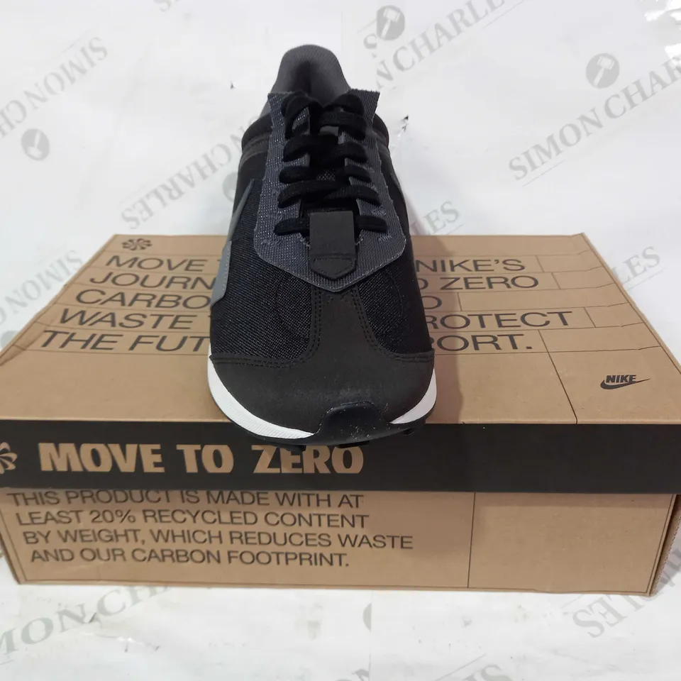 BOXED PAIR OF NIKE AIR TRAINERS IN BLACK/GREY UK SIZE 11