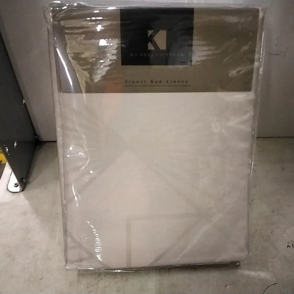 BRAND NEW KELLY HOPPEN DUVET SET , CREAM , SUPERKING 