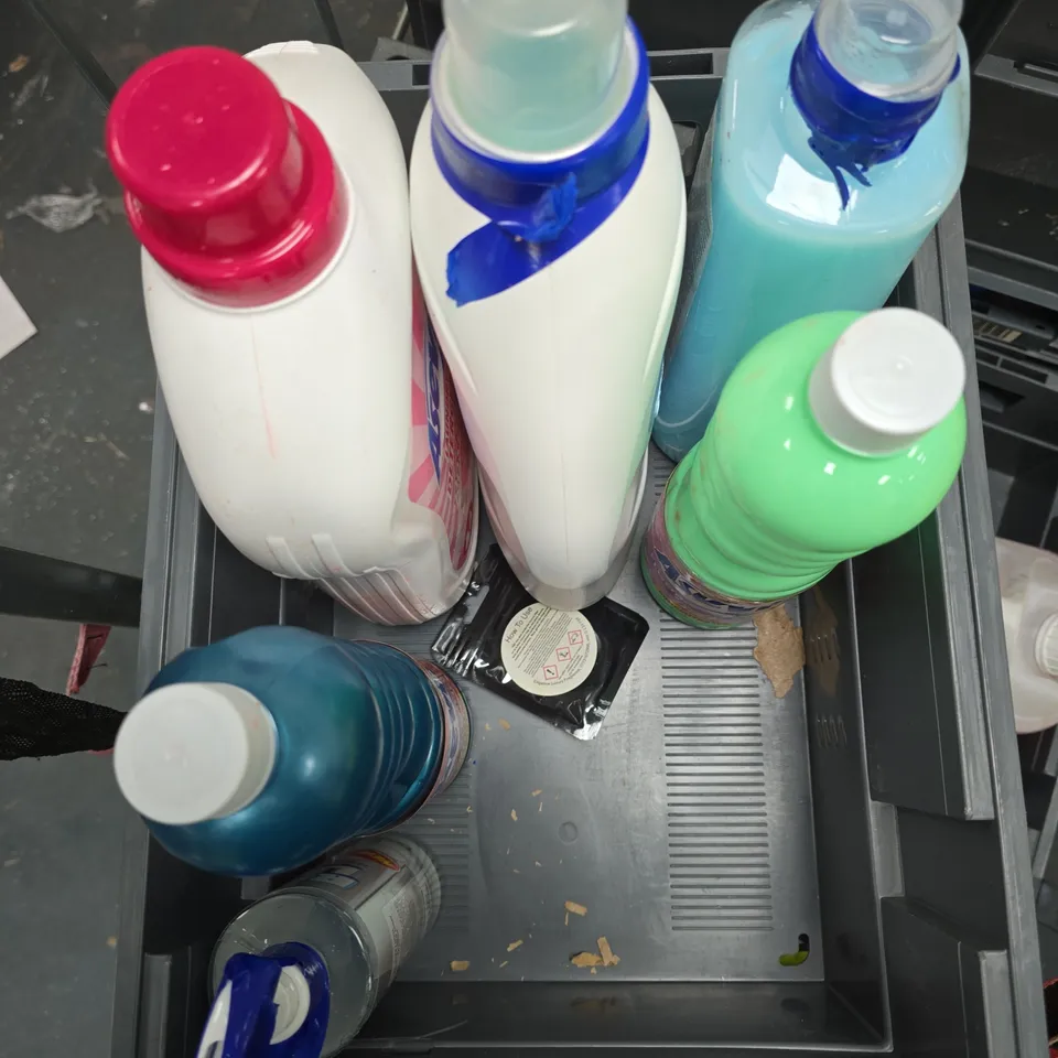 TOTE OF APPROXIMATELY 10 HOUSEHOLD LIQUIDS TO INCLUDE ROOM & LINEN SPRAY, MULTI SURFACE CLEANER AND FABRIC SOFTENER