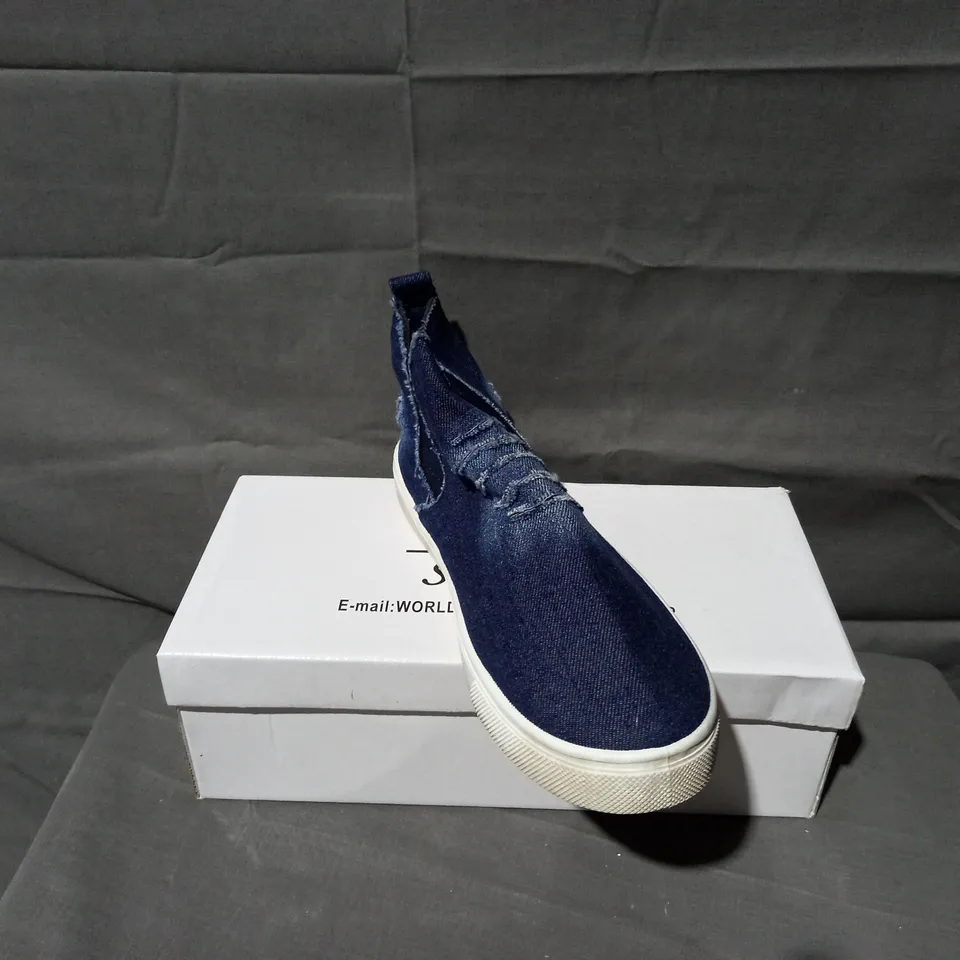 APPROXIMATELY 12 BOXED PAIRS OF W.S SLIP ON BLUE FLAT TRAINERS IN VARIOUS SIZES TO INCLUDE SIZES 38, 39, 40 